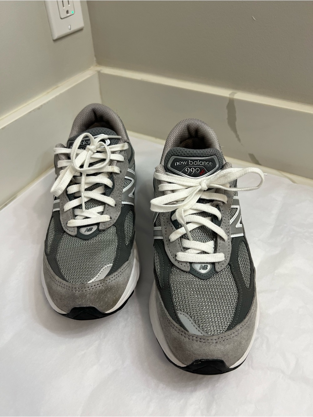 New Balance women’s Grey and White Sneakers 990